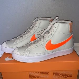 Nike Mid Blazers ‘77 in orange